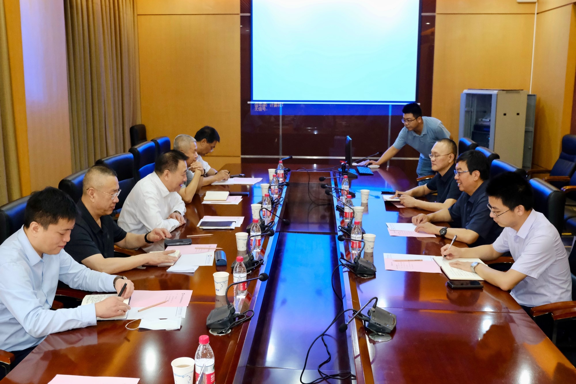 2121非凡集团党委书记、董事长金辉造访西北有色金属钻研院
