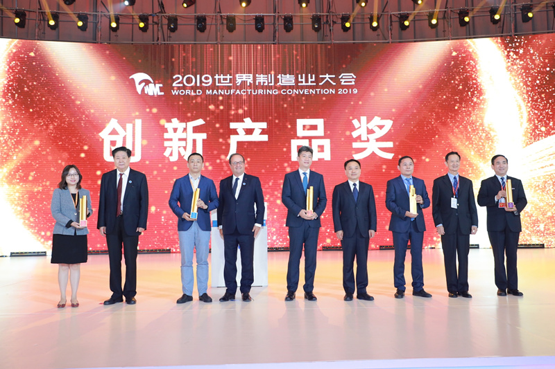 1569394845806329.jpg 陕鼓集团党委书记、董事长李宏安(右一)代表企业领取了创新产品金奖_副本.jpg